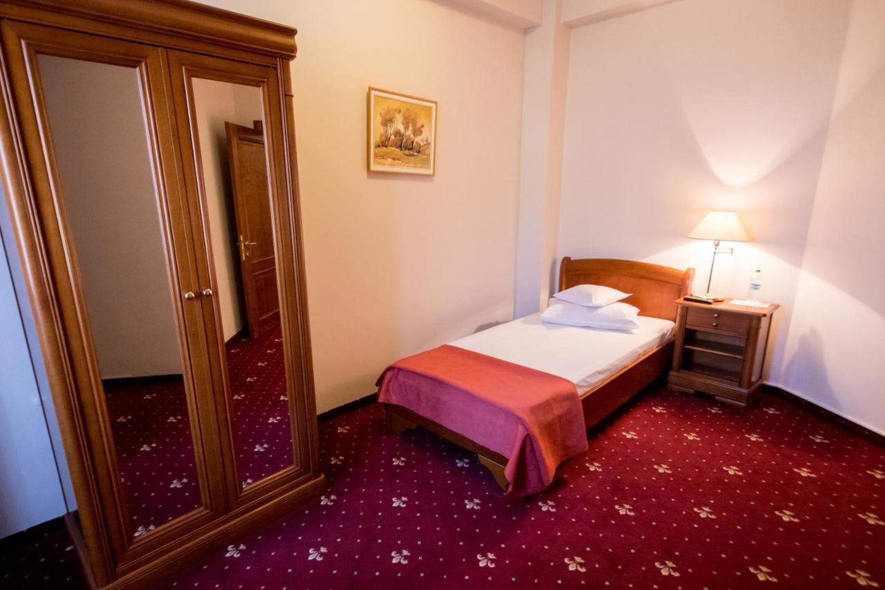 Hotel Amadeus Focsani Ngoại thất bức ảnh