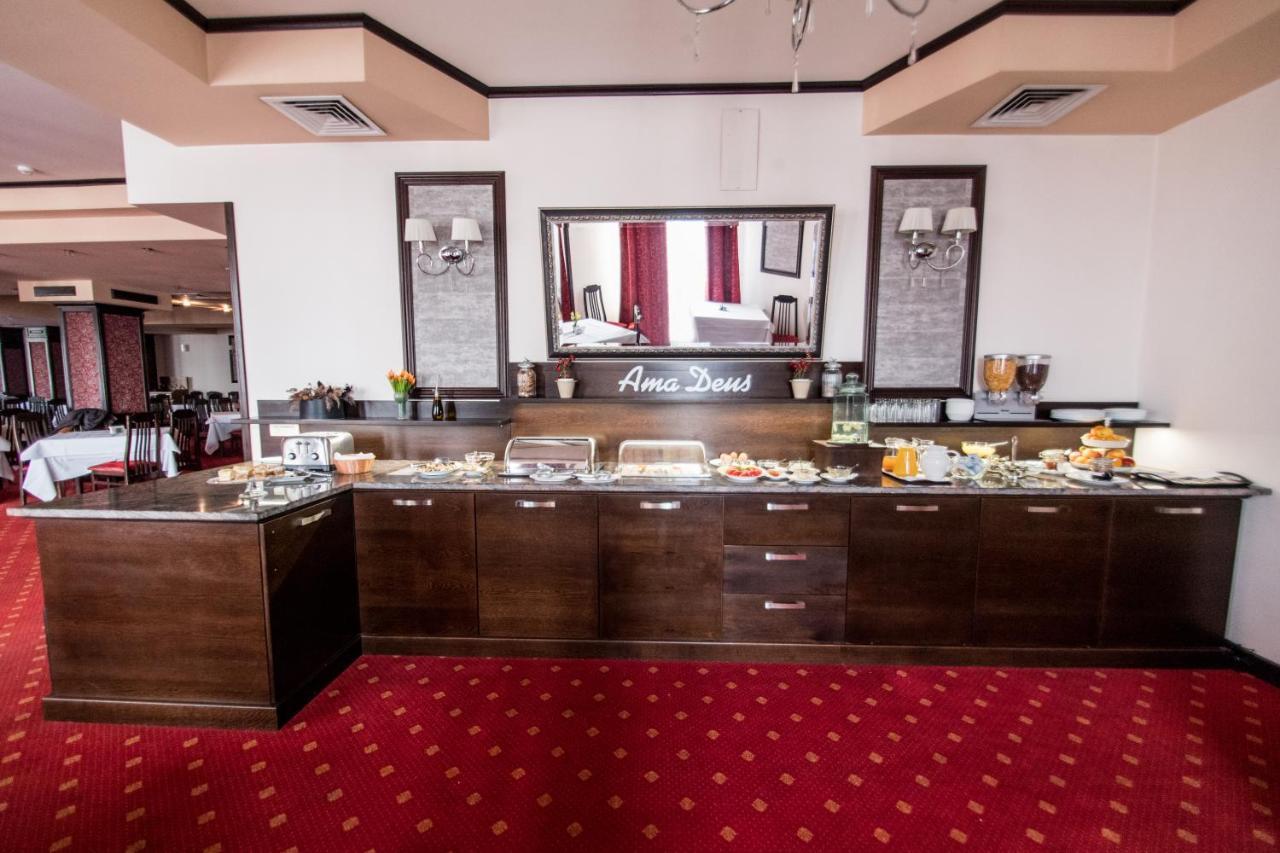 Hotel Amadeus Focsani Ngoại thất bức ảnh